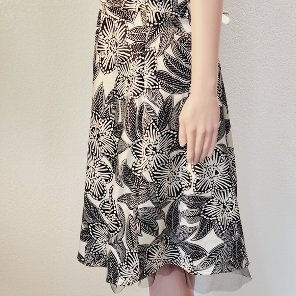 Enfocus blk & wht florals satin sleeveless fit & flare ruched chest size: 14 - Picture 7 of 12
